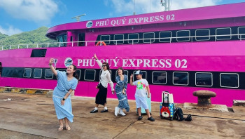 Hành khách check-in tàu Phú Quý Express 2