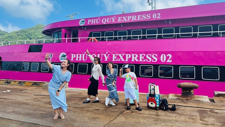 Hành khách check-in tàu Phú Quý Express 2